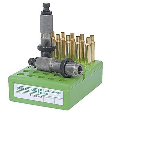 El juego de dies Redding para pistolas incluye 3 dies: uno para resizing, otro para expansión del cuello y uno para asentar la bala con crimp.