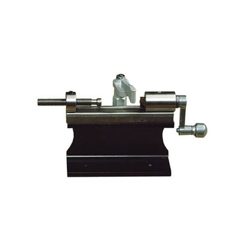 El kit de trimmer de acero inoxidable de L.E. Wilson con soporte y clamp SharkFin facilita el recorte de casquillos, rápido y cómodo en tu banco.