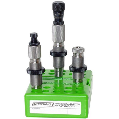 El Redding National Match Die Set es perfecto para tiradores serios, incluye un Full Length Sizing Die, Taper Crimp Die y Competition Bullet Seater para resultados óptimos.