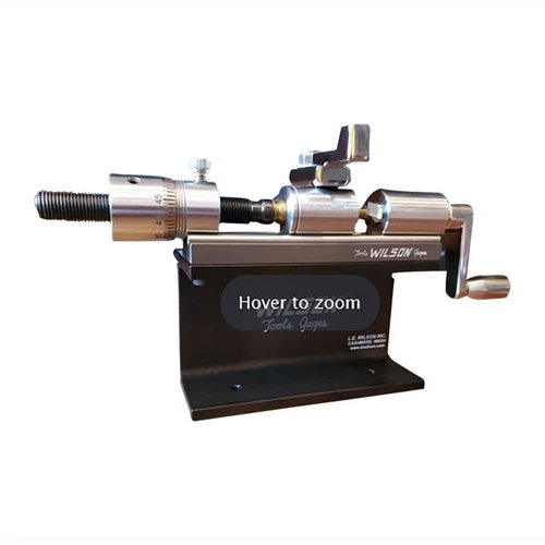 El Kit Trimmer de Wilson incluye soporte y abrazadera, ajusta casos de .17 a .45, con acero inoxidable duradero y ajuste micrométrico para precisión.