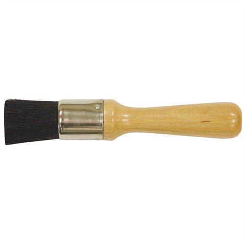 El ARMORER'S BRUSH de BROWNELLS cuenta con un mango de madera barnizada y cerdas naturales, ideal para eliminar suciedad y partículas en acciones y recesos.